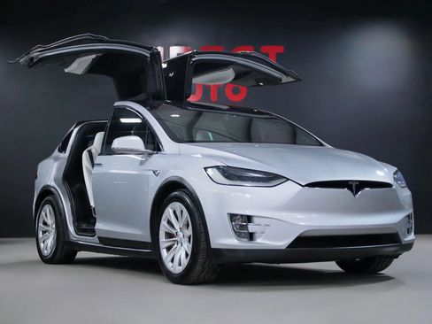 Used 2017 Tesla Model X 90D image 1
