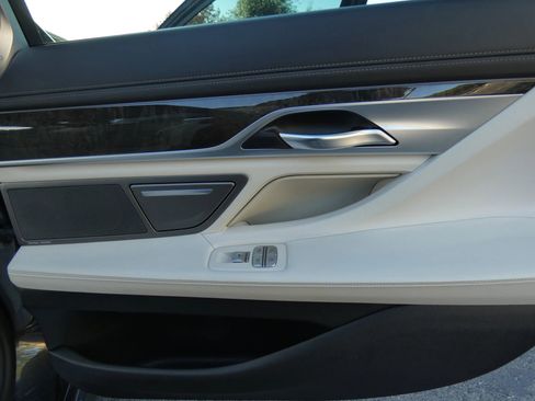 Used 2016 BMW 750i xDrive image 37