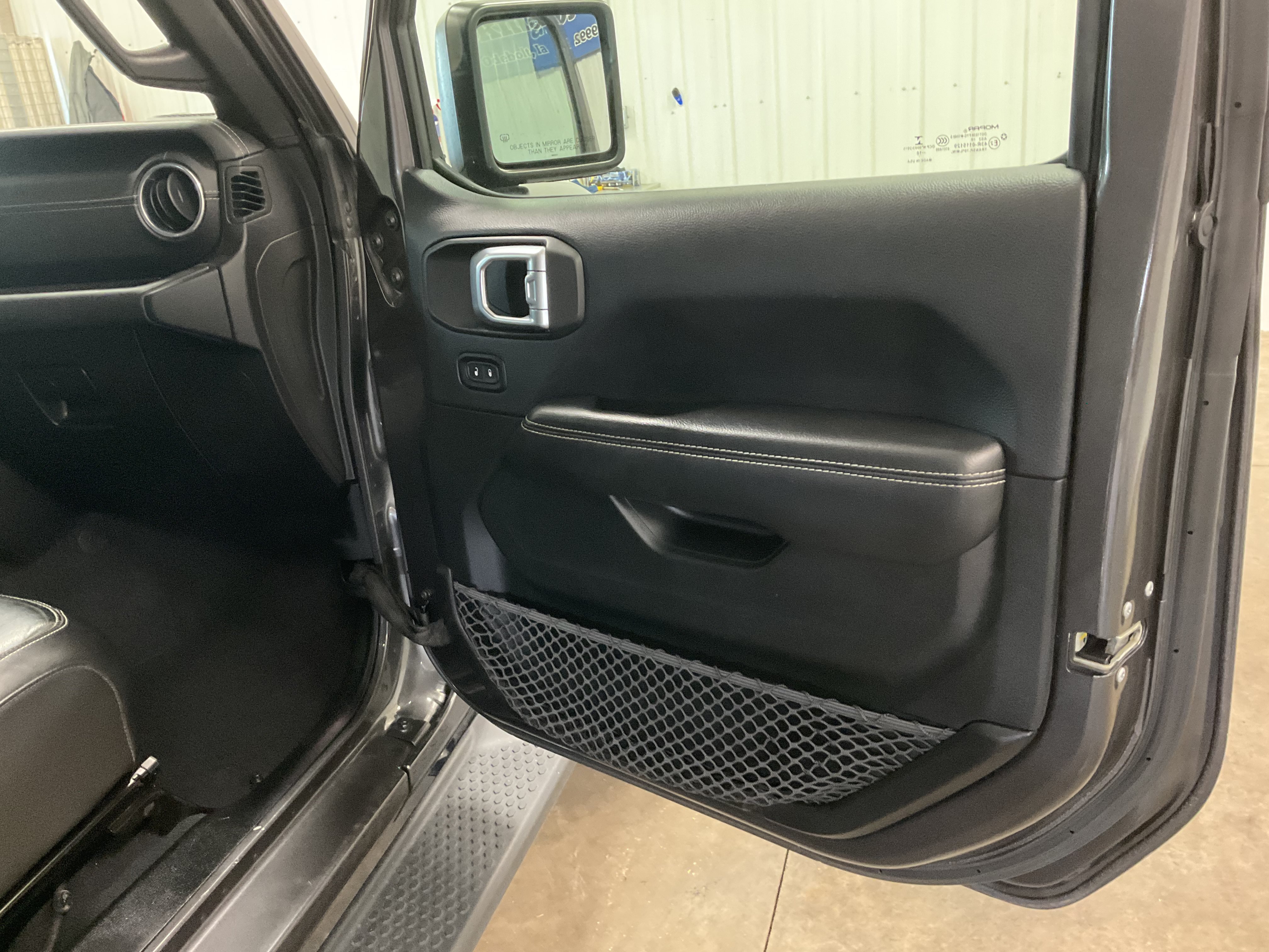 Used 2018 Jeep Wrangler Unlimited Sahara AWD/4WD image 30