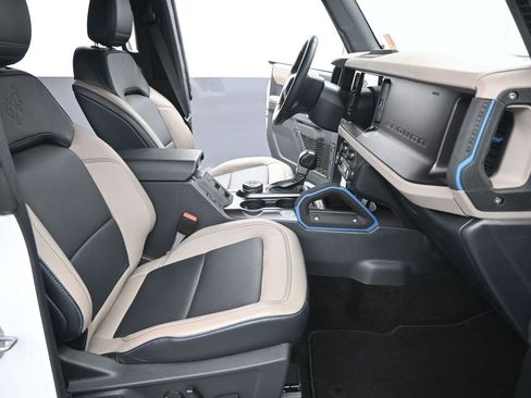 Used 2021 Ford Bronco Wildtrak image 24