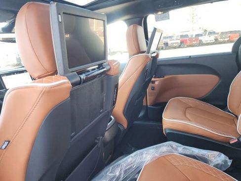 New 2026 Chrysler Pacifica Pinnacle image 21