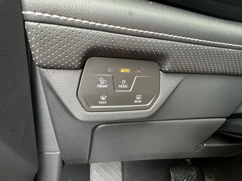 Used 2024 Volkswagen Atlas SE w/ Panoramic Sunroof Package FWD image 24