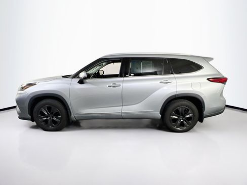 Used 2022 Toyota Highlander XLE AWD/4WD image 8