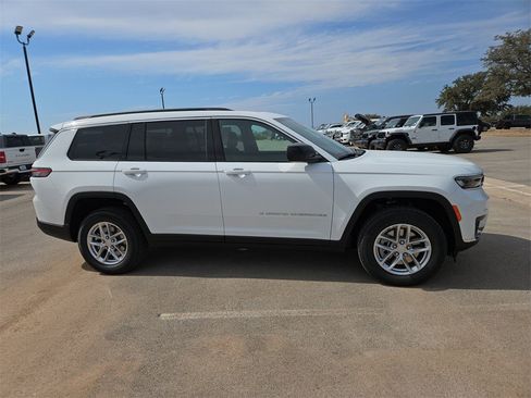 New 2025 Jeep Grand Cherokee L Laredo image 8