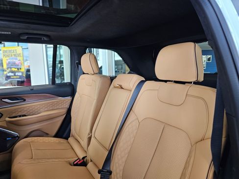 New 2026 Jeep Grand Cherokee Summit image 24