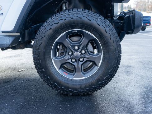 Used 2018 Jeep Wrangler Unlimited Sahara w/ Uconnect 4C Nav & Sound Group image 11