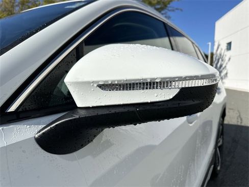 New 2025 Volkswagen Tiguan SE image 10