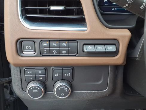 Certified 2023 Chevrolet Suburban High Country w/ Premium Package 2 AWD/4WD image 13