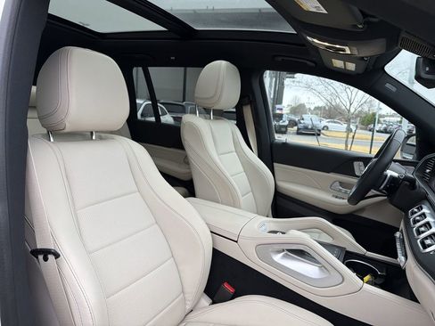 Used 2024 Mercedes-Benz GLS 450 4MATIC image 27