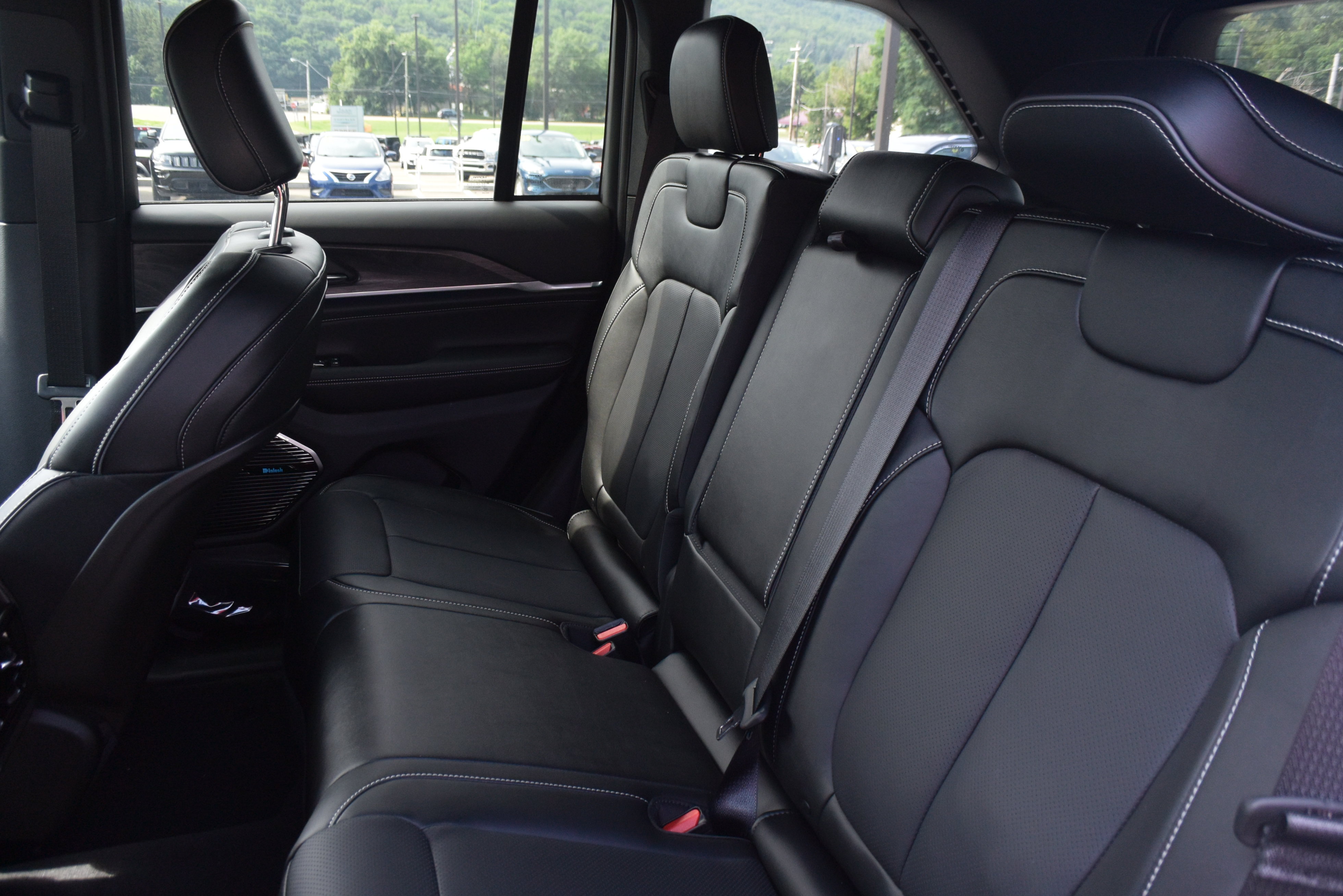Used 2022 Jeep Grand Cherokee Overland AWD/4WD image 14