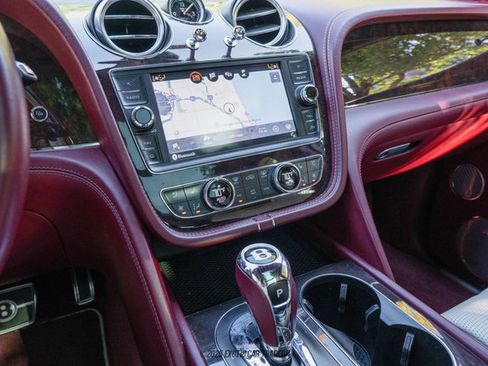 Used 2019 Bentley Bentayga image 23