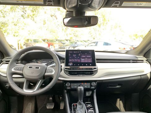 Used 2025 Jeep Compass Limited image 33