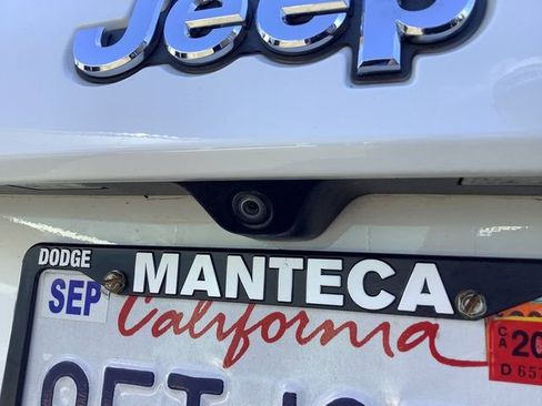 Used 2018 Jeep Grand Cherokee Laredo image 28