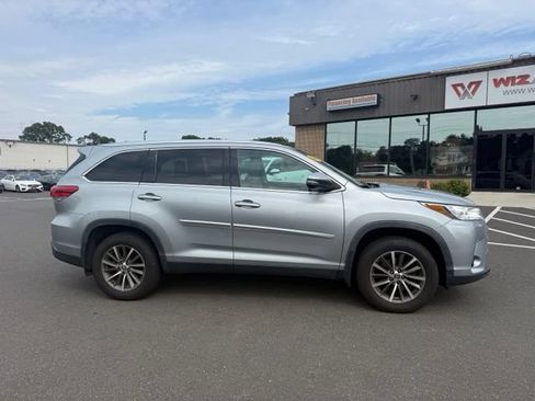 Used 2019 Toyota Highlander XLE AWD/4WD image 3