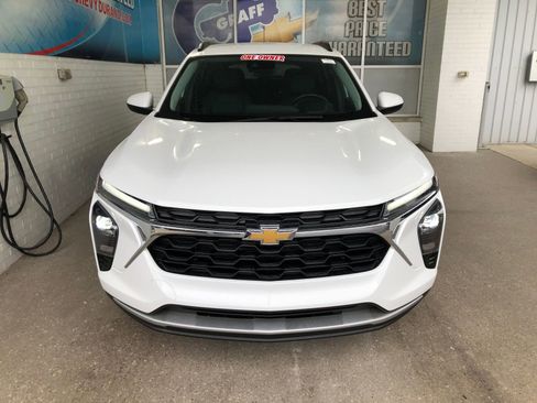 Used 2025 Chevrolet Trax LT w/ Driver Confidence Package FWD image 2