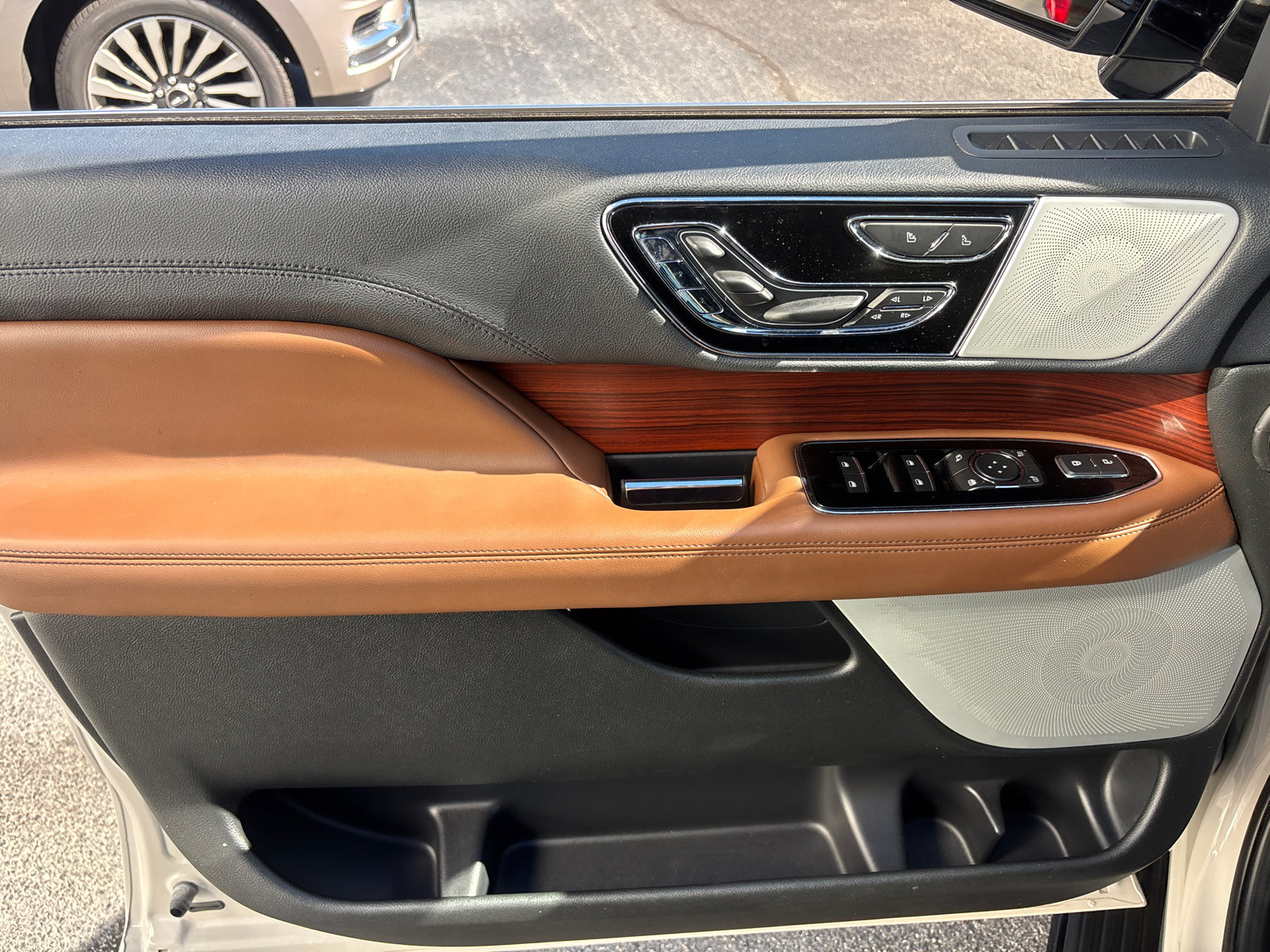 Certified 2022 Lincoln Navigator Reserve AWD/4WD image 11