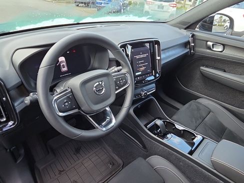 Certified 2024 Volvo XC40 B5 Plus image 7