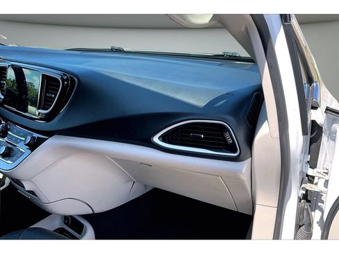 Certified 2024 Chrysler Pacifica Touring-L FWD image 49