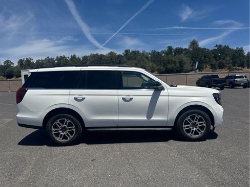 Used 2025 Ford Expedition Active AWD/4WD image 4
