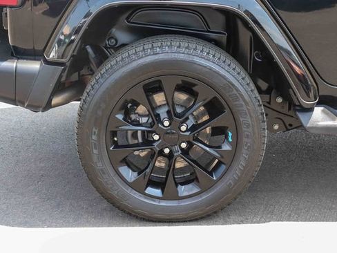 Used 2022 Jeep Wrangler Unlimited Sahara w/ Cold Weather Group AWD/4WD image 9