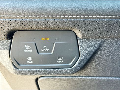 Used 2025 Volkswagen Atlas SE FWD image 33