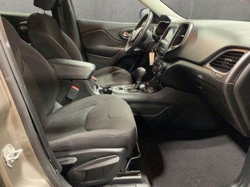 Used 2019 Jeep Cherokee Latitude w/ Popular Appearance Group image 22