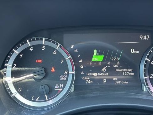 Used 2024 Toyota Highlander LE FWD image 13