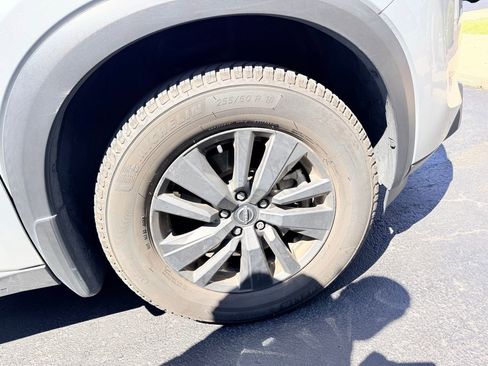 Used 2022 Nissan Pathfinder SV image 9