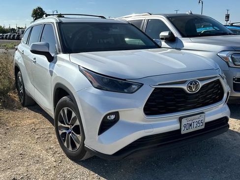Used 2022 Toyota Highlander XLE AWD/4WD image 2