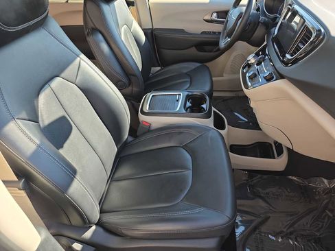 Certified 2024 Chrysler Pacifica Touring-L image 18