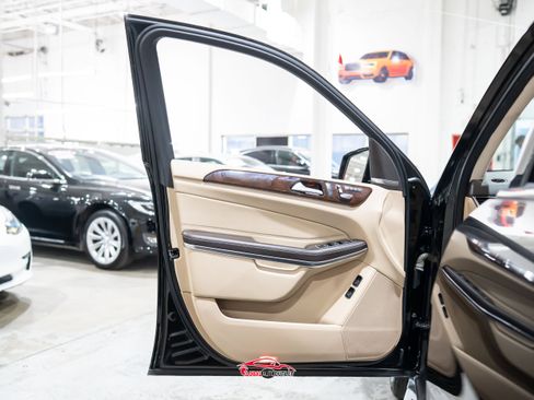 Used 2018 Mercedes-Benz GLS 550 4MATIC w/ Driver Assistance Package image 47