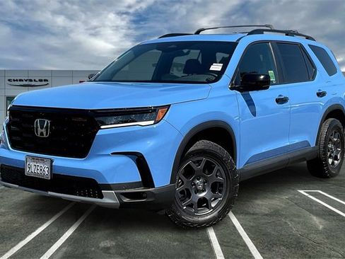 Used 2025 Honda Pilot TrailSport image 1