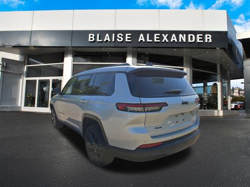 Used 2023 Jeep Grand Cherokee L Altitude AWD/4WD image 5
