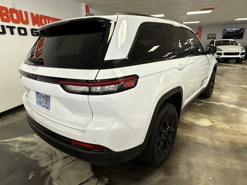 Used 2024 Jeep Grand Cherokee Altitude AWD/4WD image 7