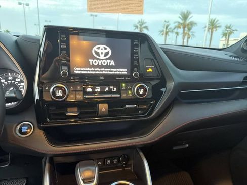 Used 2021 Toyota Highlander XSE FWD image 19