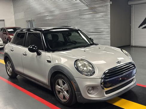 Used 2018 MINI Cooper 4-Door Hardtop FWD image 7