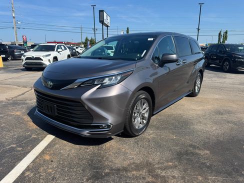 Used 2022 Toyota Sienna XLE FWD image 1
