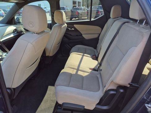 Used 2022 Chevrolet Traverse LS image 15