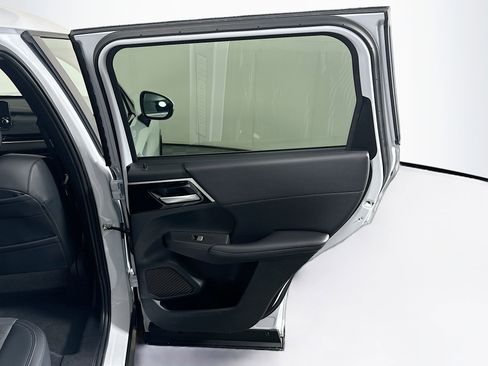 Used 2024 Mitsubishi Outlander SE image 32