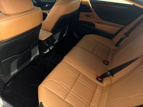 Used 2022 Lexus ES 300h Ultra Luxury w/ Accessory Package 2 FWD image 10