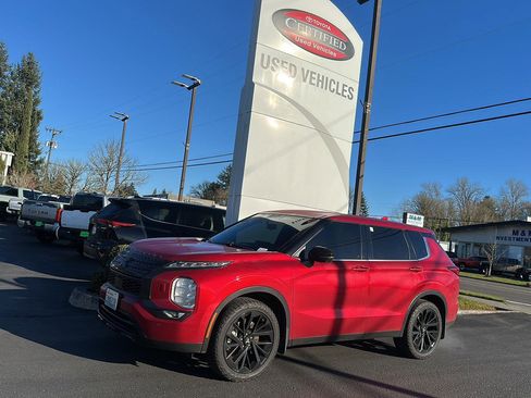 Used 2024 Mitsubishi Outlander SE Black Edition image 3