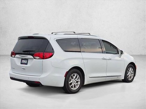 Used 2020 Chrysler Pacifica Touring-L FWD image 5
