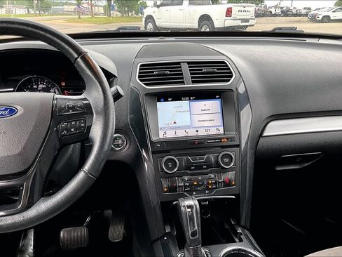 Used 2017 Ford Explorer XLT w/ Equipment Group 202A FWD image 6