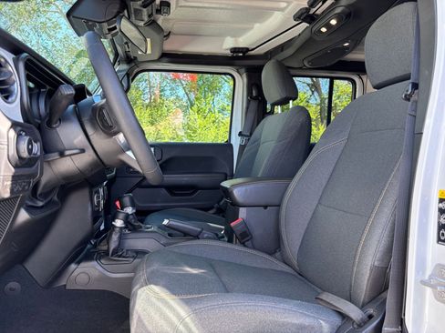 Used 2025 Jeep Wrangler Unlimited Sahara AWD/4WD image 27