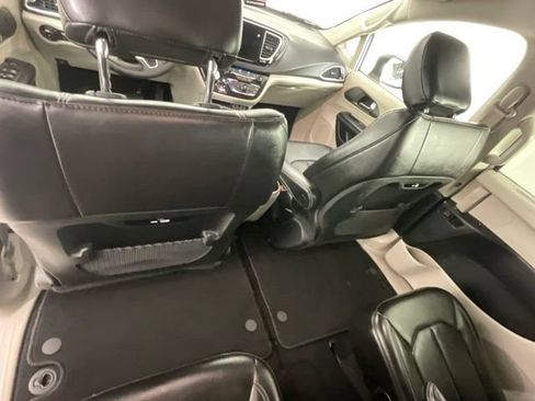 Used 2023 Chrysler Pacifica Touring-L FWD image 16