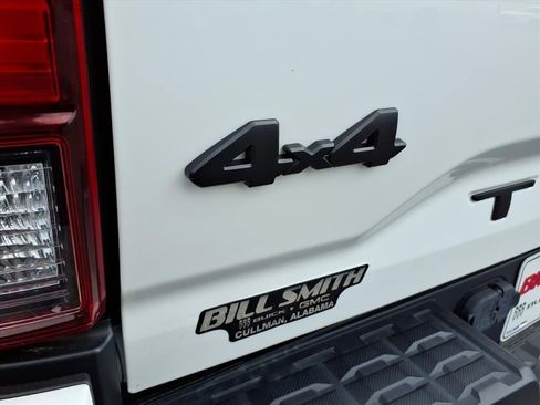 Used 2020 Toyota Tacoma SR5 AWD/4WD image 16