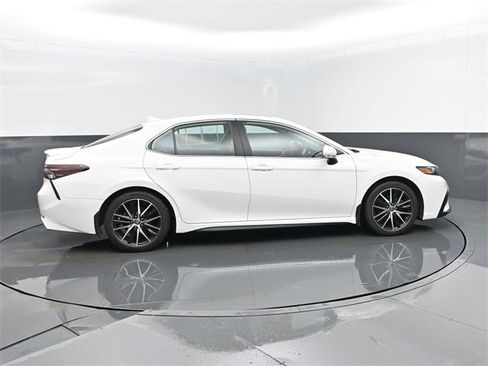 Used 2023 Toyota Camry SE w/ Cold Weather Package image 4