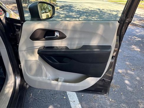 Used 2020 Chrysler Voyager Lxi image 34