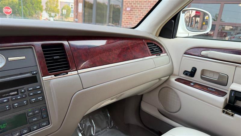 Used 2003 Lincoln Town Car Executive RWD image 33