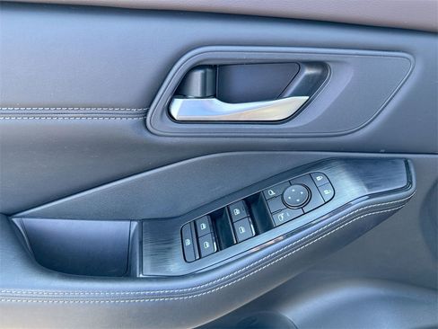 Used 2023 Nissan Rogue SV w/ SV Premium Package image 21